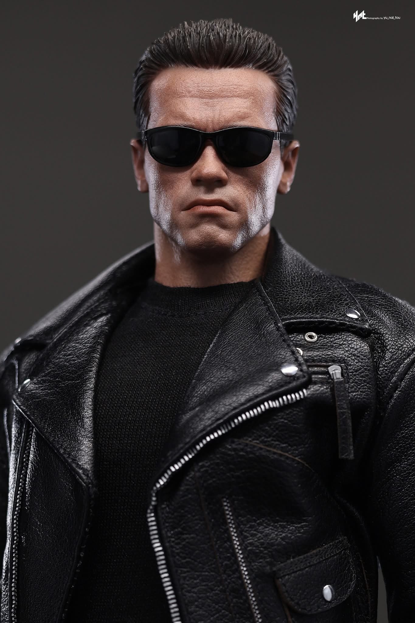 Hot Toys MMS795 Terminator 2: Judgment Day 1/6th Scale T-800 (2.0) Collectible Figure - Image 3