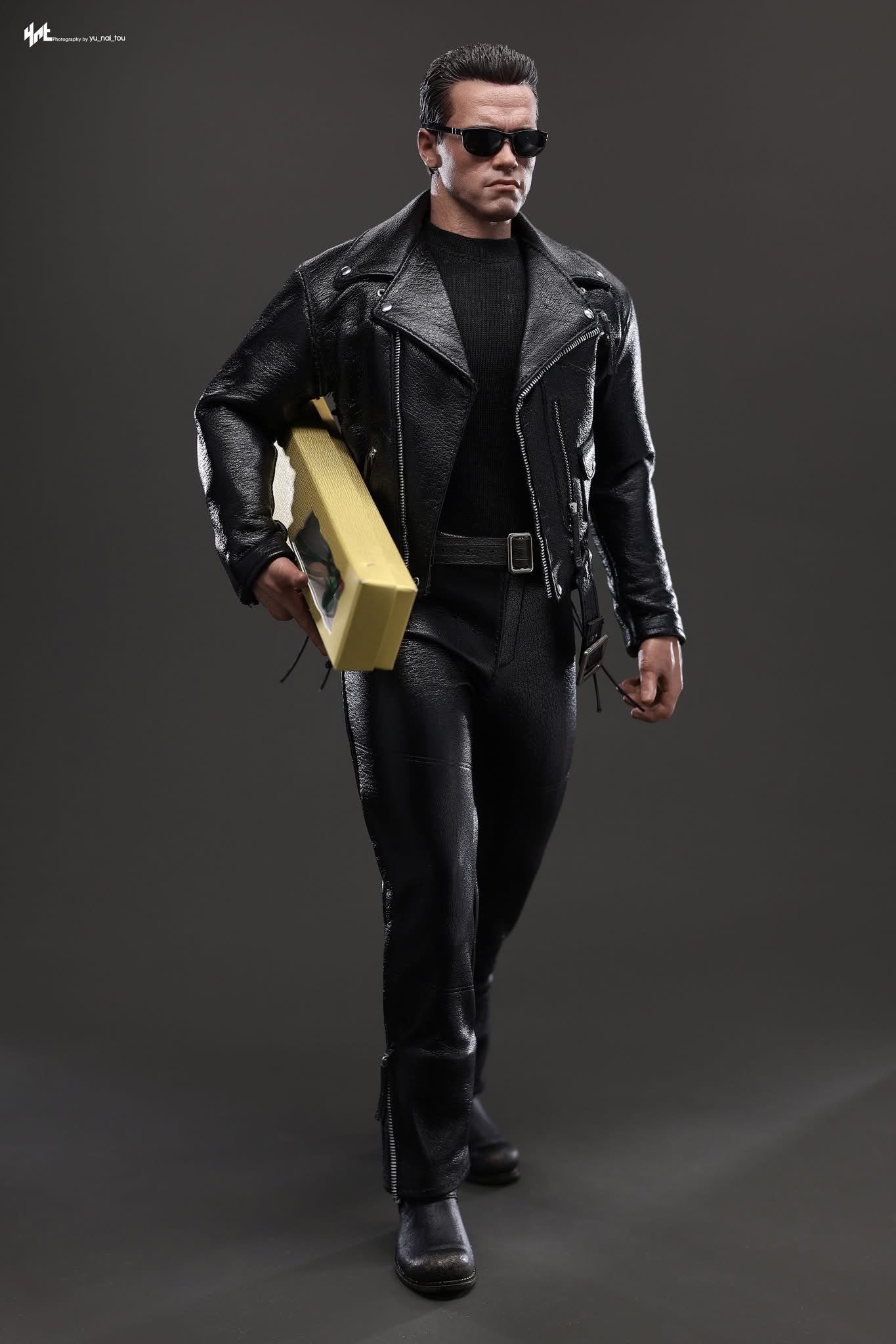 Hot Toys MMS795 Terminator 2: Judgment Day 1/6th Scale T-800 (2.0) Collectible Figure - Image 5