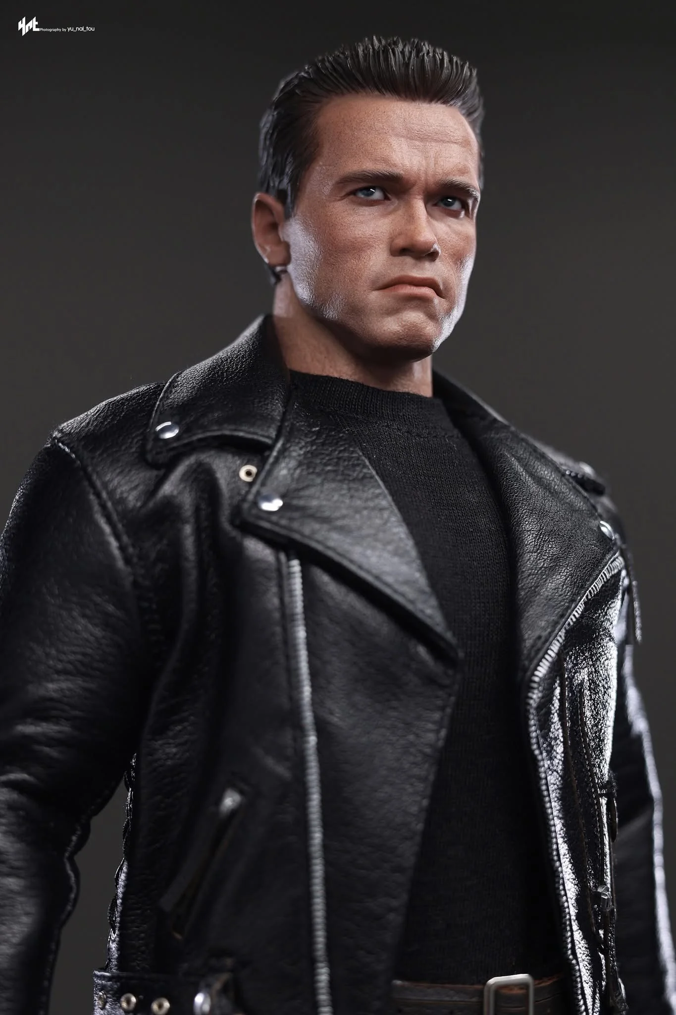 Hot Toys MMS795 Terminator 2: Judgment Day 1/6th Scale T-800 (2.0) Collectible Figure - Image 6