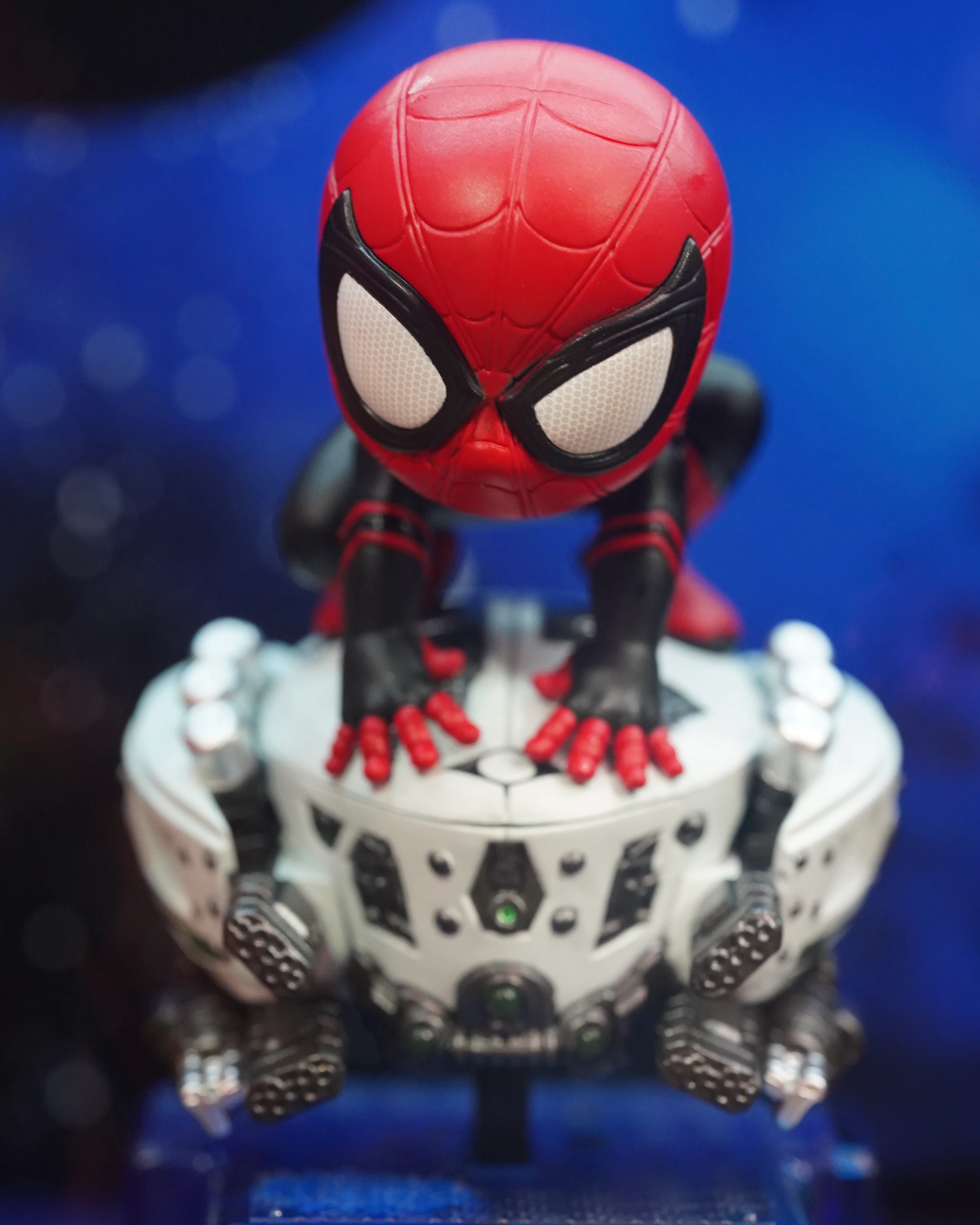 Hot toys Spiderman Cosbaby Far From Home CosRider - Image 3
