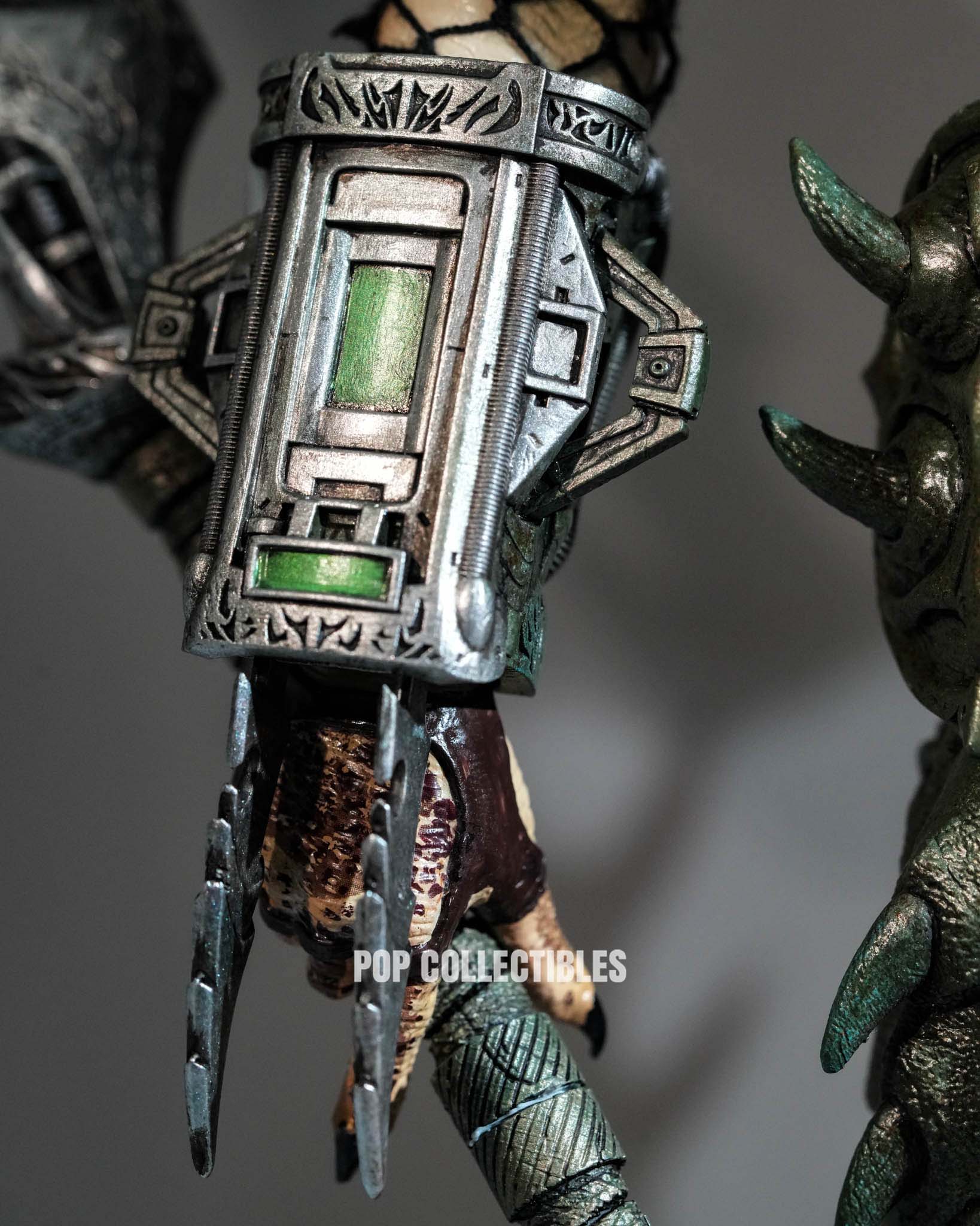 Preorder! Hot Toys CMS029B Predator 1/6th scale Broken Tusk Predator Collectible Figure (Special Edition) - Image 10