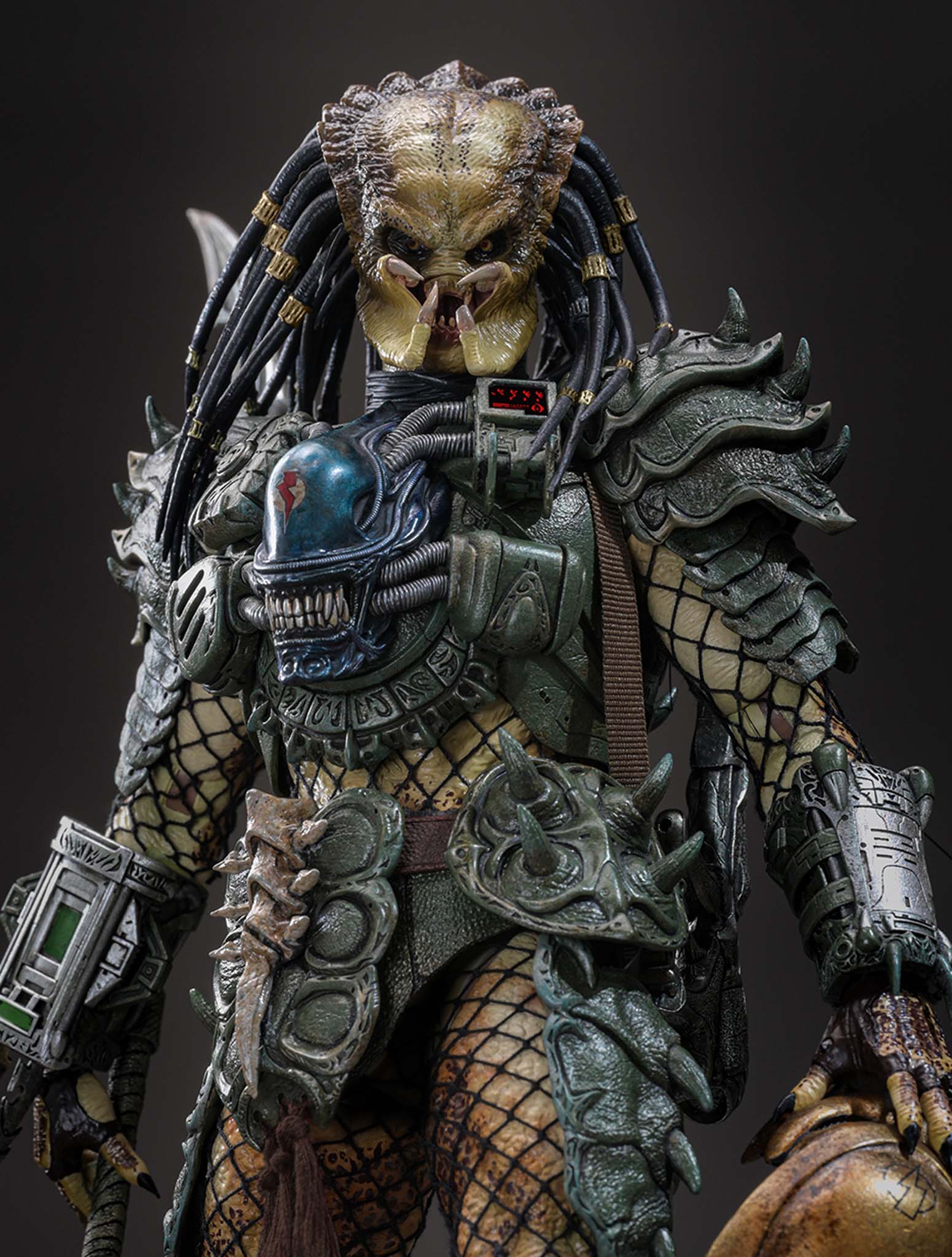 Preorder! Hot Toys CMS029B Predator 1/6th scale Broken Tusk Predator Collectible Figure (Special Edition) - Image 16