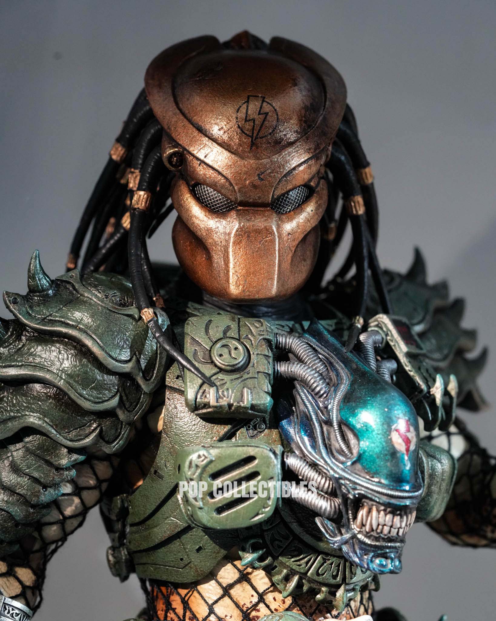 Preorder! Hot Toys CMS029B Predator 1/6th scale Broken Tusk Predator Collectible Figure (Special Edition) - Image 3