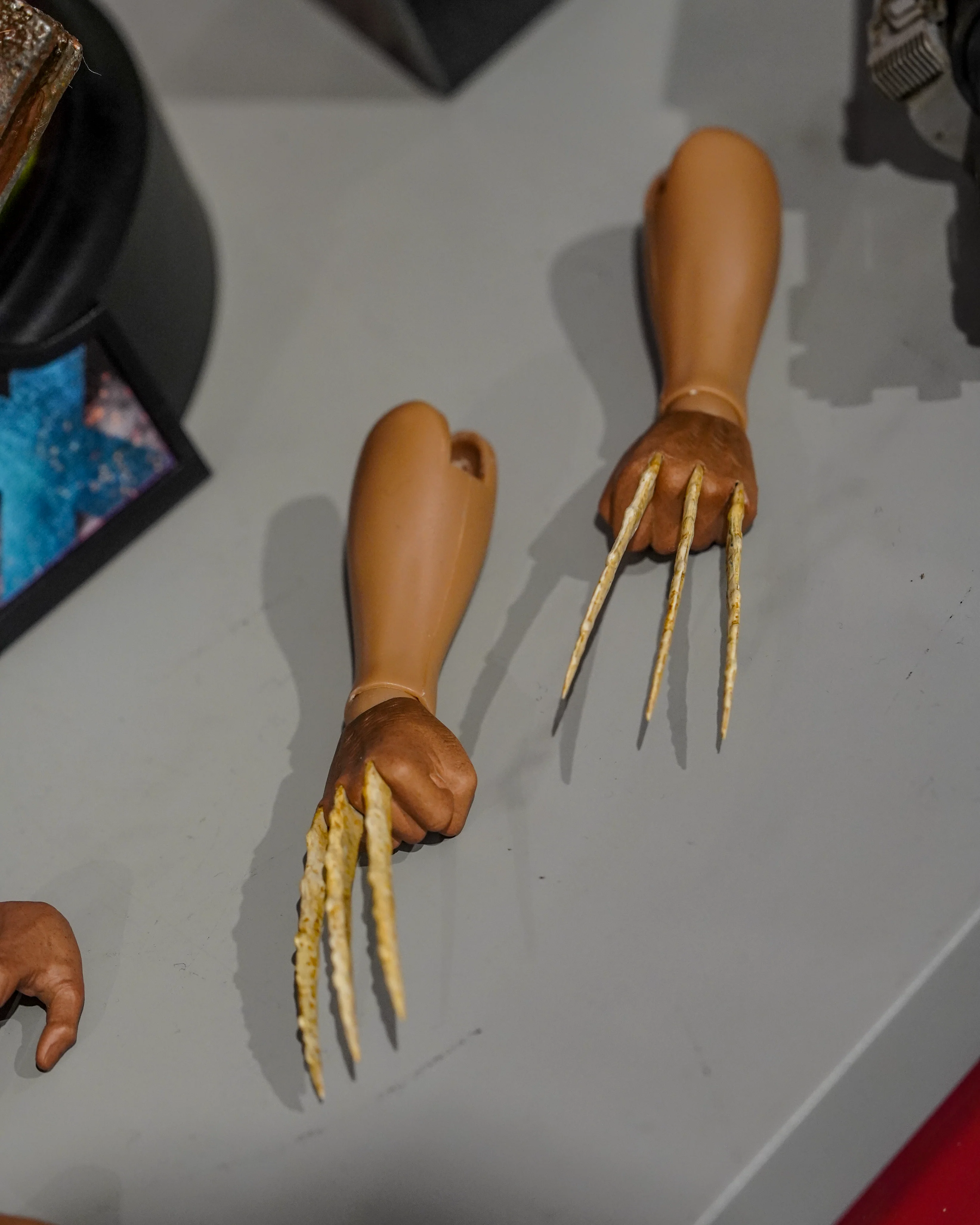 Hot Toys MMS660B X-Men: Days of Future Past 1/6th scale Wolverine (1973 Version) Collectible Figure (Deluxe Version Special Edition) - Image 10