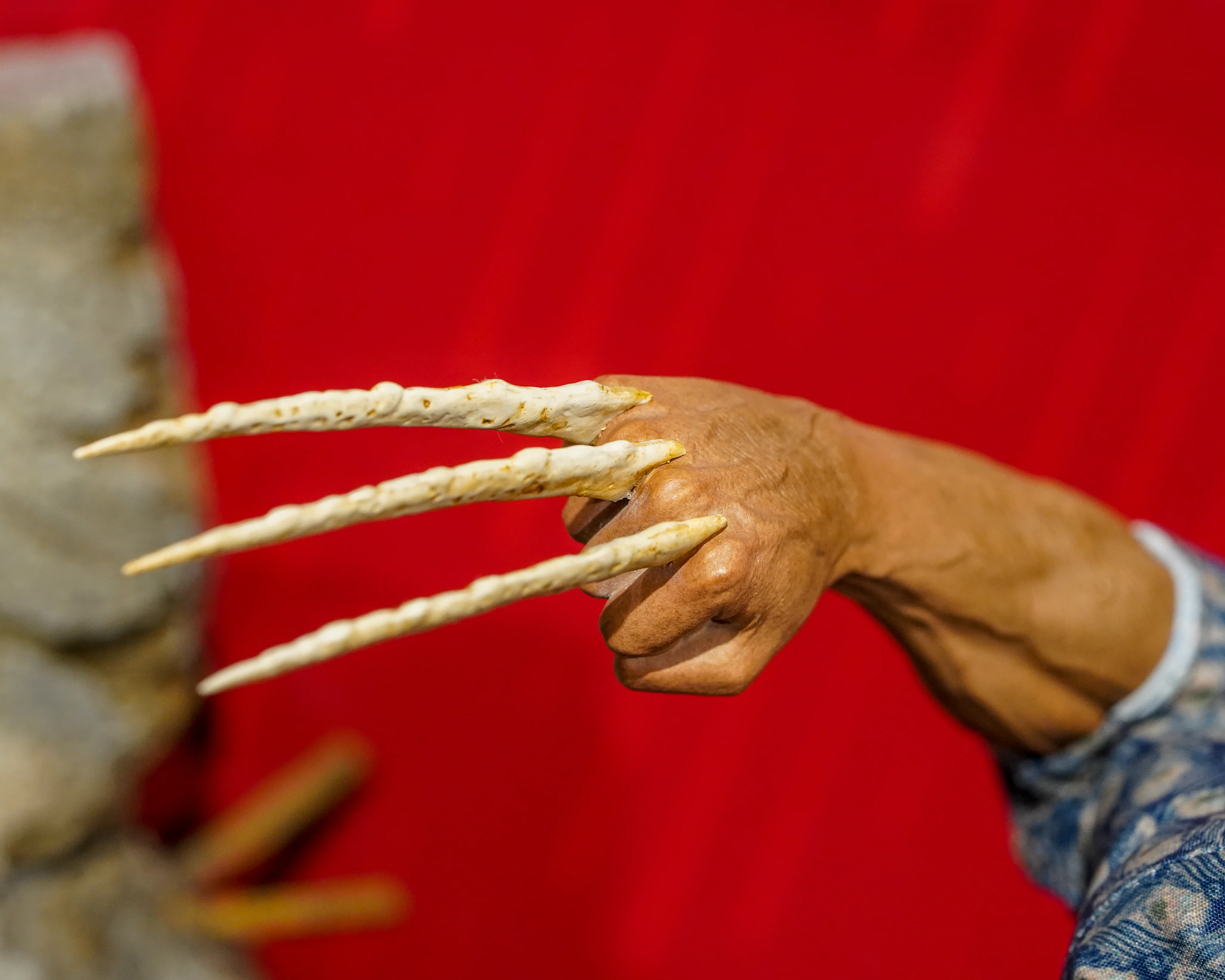 Hot Toys MMS660B X-Men: Days of Future Past 1/6th scale Wolverine (1973 Version) Collectible Figure (Deluxe Version Special Edition) - Image 13