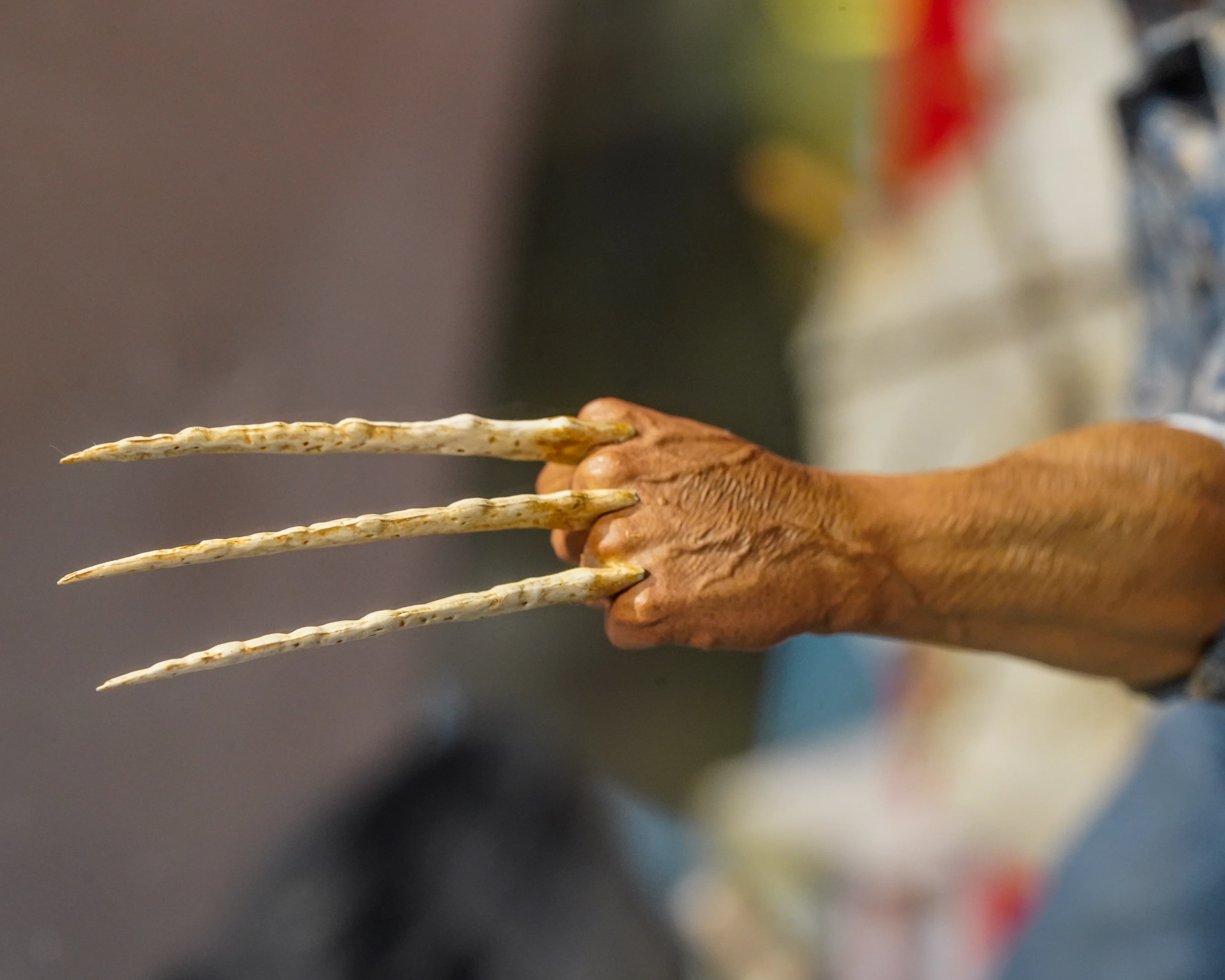 Hot Toys MMS660B X-Men: Days of Future Past 1/6th scale Wolverine (1973 Version) Collectible Figure (Deluxe Version Special Edition) - Image 14