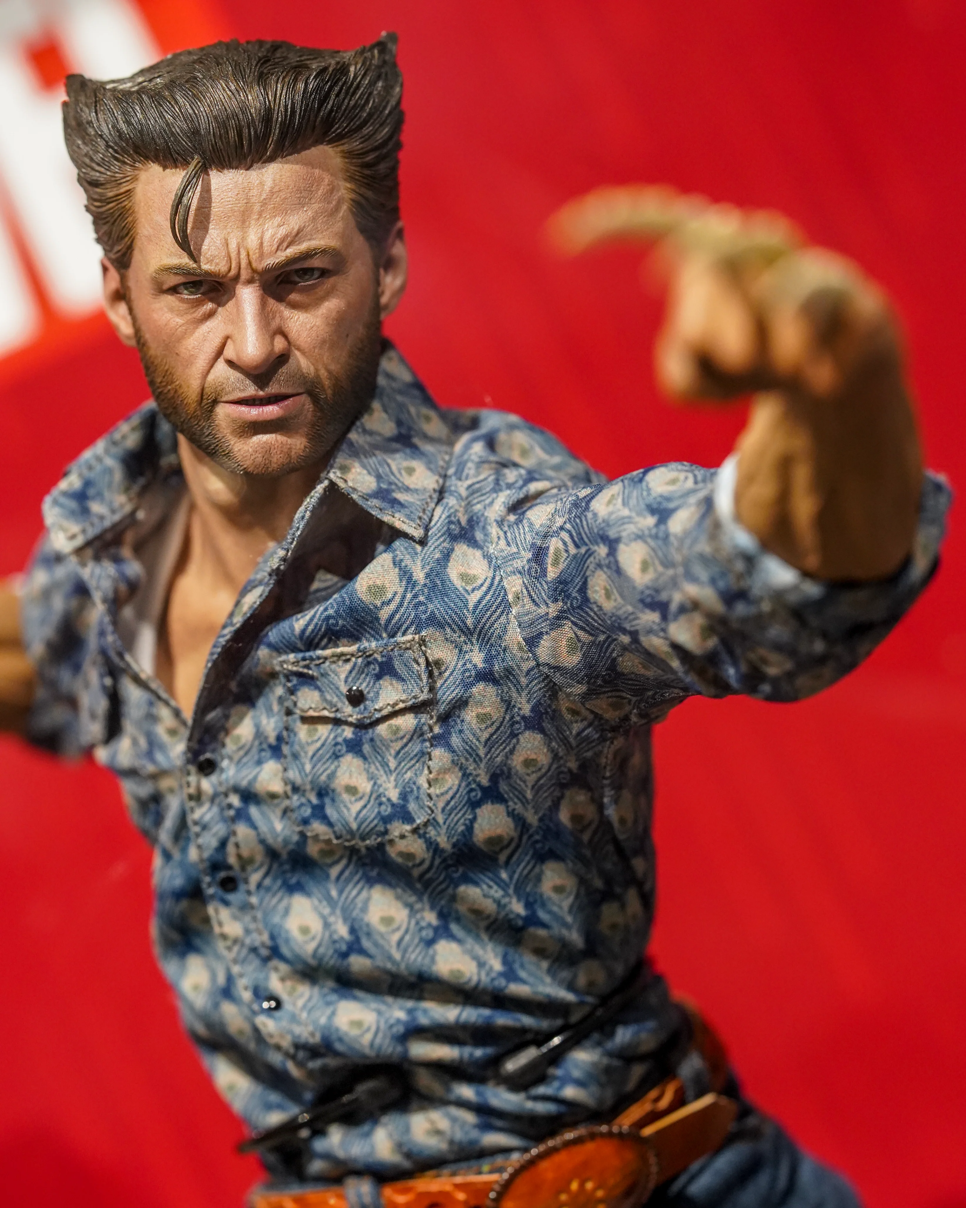 Hot Toys MMS660B X-Men: Days of Future Past 1/6th scale Wolverine (1973 Version) Collectible Figure (Deluxe Version Special Edition) - Image 6