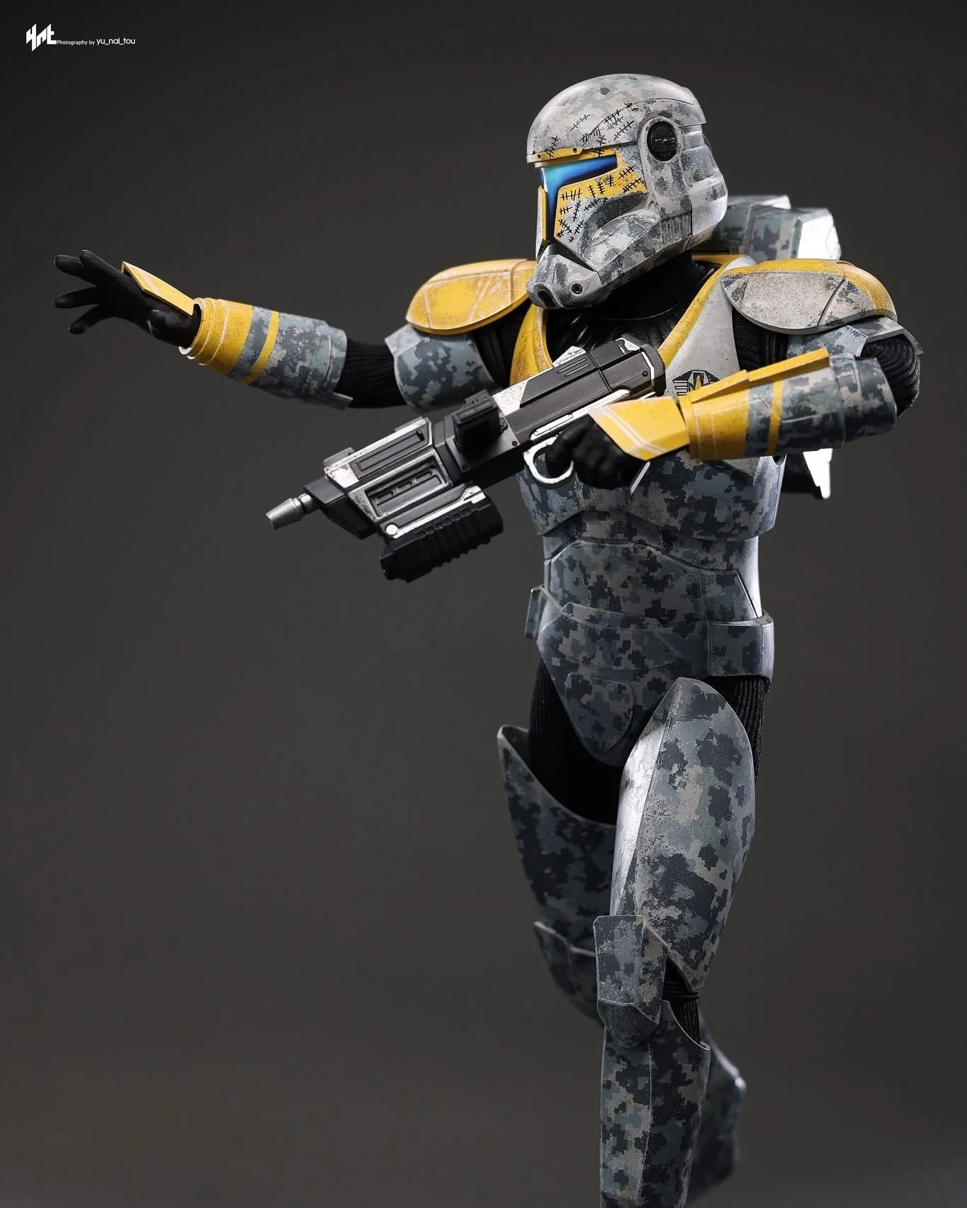 Hot Toys TMS155 Star Wars: The Clone Wars 1/6th scale Clone Commando Gregor Collectible Figure [Hot Toys Exclusive] - Image 3