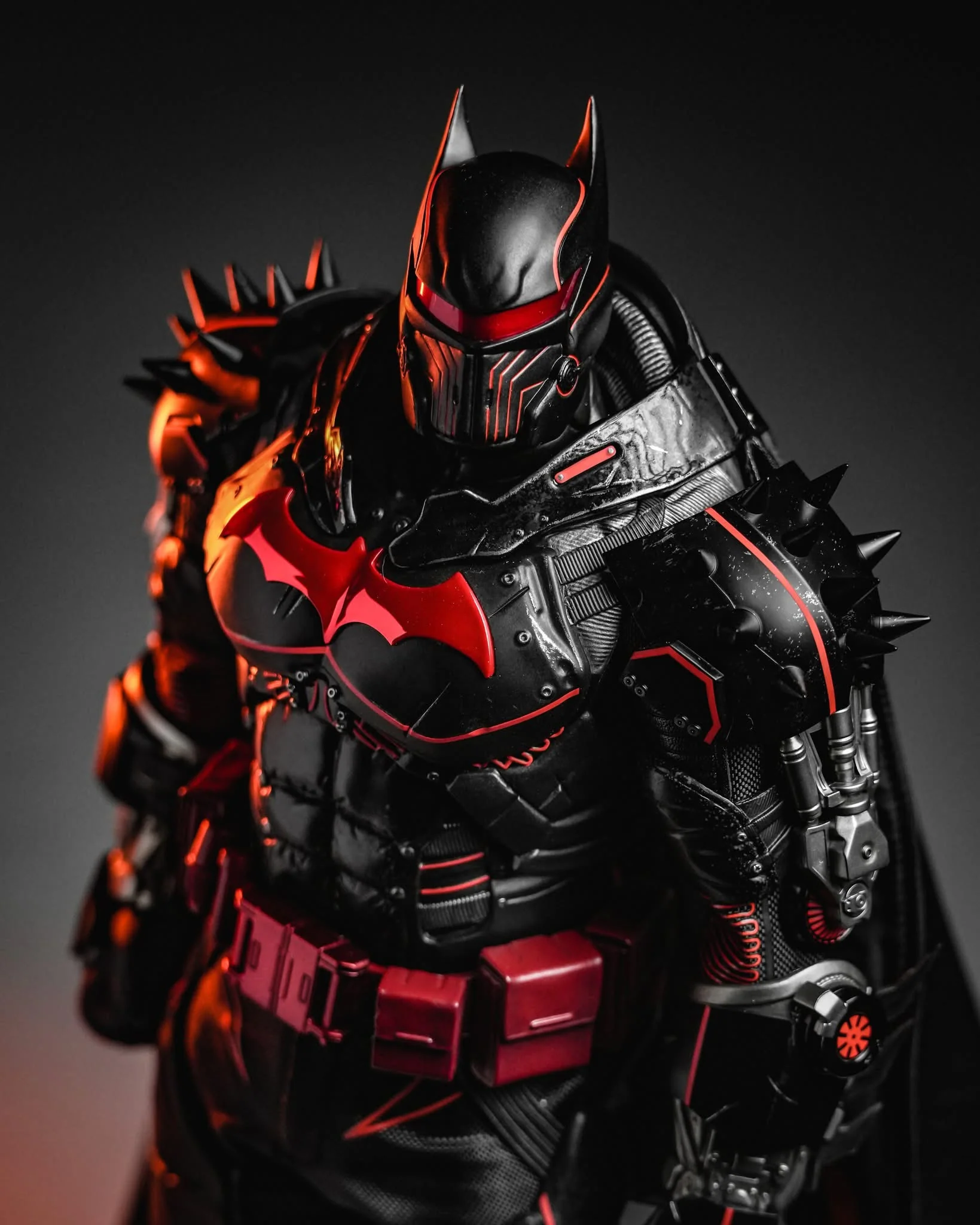 Hot Toys VGM73 Batman: Arkham Origins 1/6th scale Batman (XE Suit Hellbat Version) Collectible Figure [Hot Toys Exclusive] - Image 14