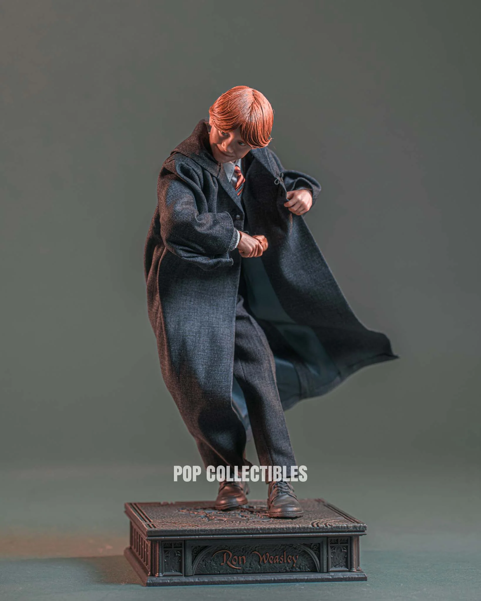INART Harry Potter and the Philosopher's Stone - Ron Weasley 1/6 Collectible Figure Deluxe Version (Rooted Hair) - Image 7